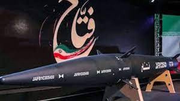 الحرس الثوري الإيراني يلمح إلى زيادة مدى صاروخ "فتاح" الفرط صوتي إلى 2000 كيلو متر