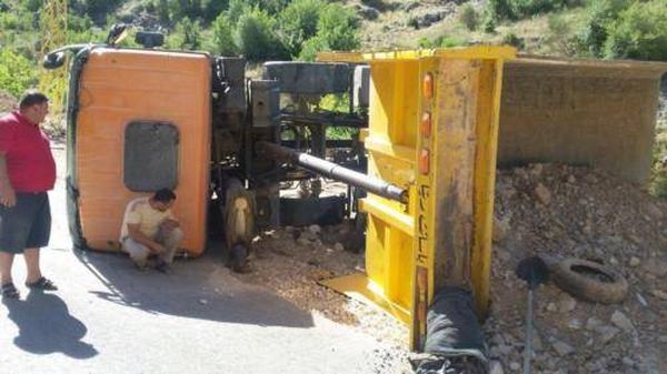 بالصور.. انقلاب شاحنة على طريق فتوح كسروان