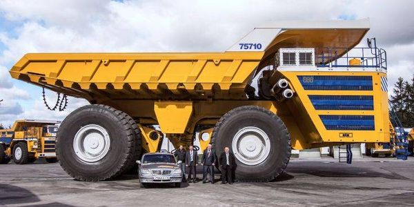 بالفيدوي ....BelAZ 75710 أكبر شاحنة في العالم  من روسيا البيضاء (بيلاروسيا)