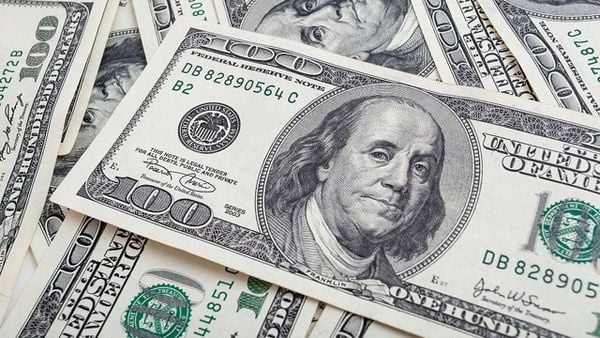كيف افتتح سعر صرف الدولار في السوق السوداء صباحاً؟