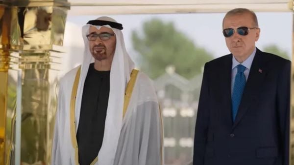 رئيس دولة الإمارات والرئيس التركي يؤكدان ضرورة تكثيف الجهود لترسيخ أسباب الأمن والاستقرار في منطقة الشرق الأوسط