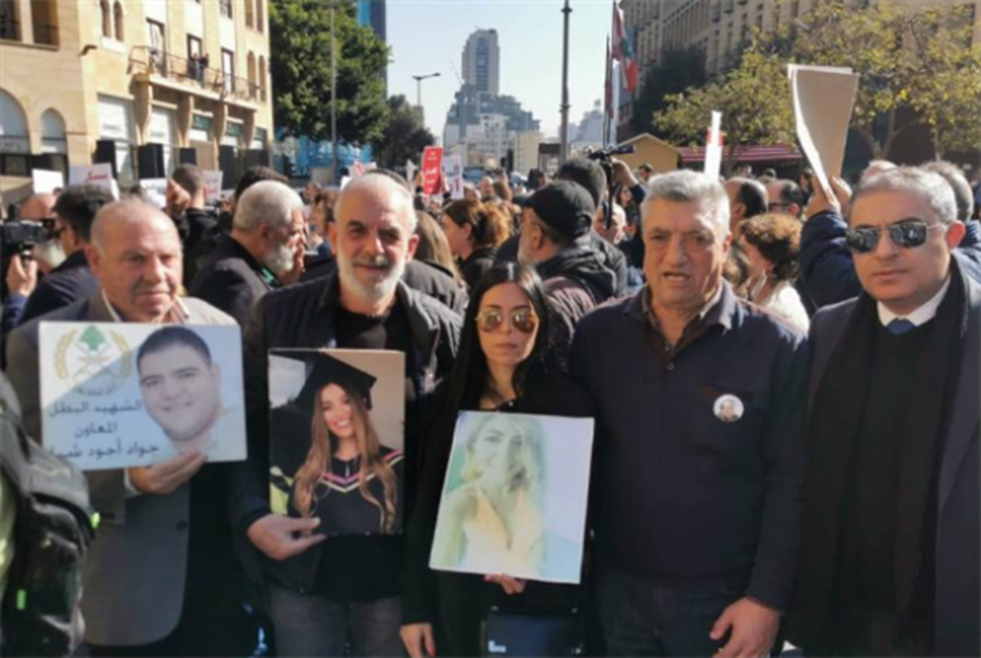 أهالي ضحايا انفجار المرفأ قطعوا الطريق أمام البرلمان: لتوقيع قانون مساواة جرحى الانفجار بجرحى الجيش