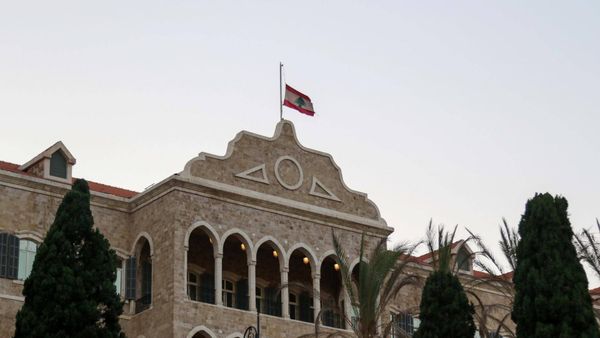 تنكيس الأعلام في بعبدا والسراي الكبير حدادًا على وفاة الشيخ حمد بن خليفة آل ثاني