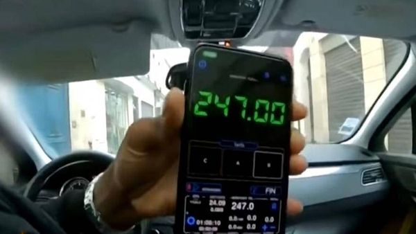سائحان تايلانديان يوقعان بسائق أجرة مزيف احتال عليهما في باريس