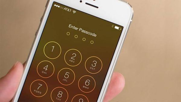بالفيديو .. خلل في Siri يمكن من خلاله فتح شاشة أيفون واختراقه