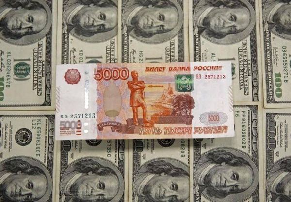 الروبل الروسي يسجل أقل سعر في عامين بفعل مخاوف العقوبات