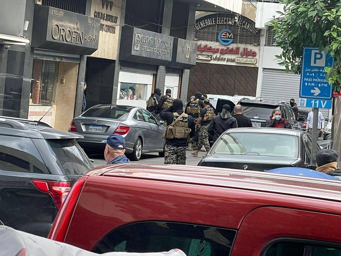 بالفيديو والصور – ما حقيقة اقفال مطعم مانو في برج حمود من قبل أمن الدولة؟