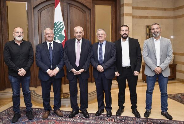 أستقبل رئيس مجلس النواب نبيه بري في عين التينة رئيس بعثة صندوق النقد الدولي إلى لبنان ووفد مرافق اللقاء كان مناسبة جرى خلاله عرض لمسار التفاوض بين لبنان وصندوق النقد بعد إقرار المجلس النيابي قانون إعادة هيكلة المصارف والشروع في دراسة قانون الفجوة المالية وأكد بري أمام الوفد على ضرورة أن يضمن أي قانو