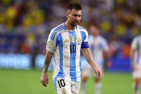 بعد اعتزال ميسي... من هو القائد الجديد لمنتخب الأرجنتين؟