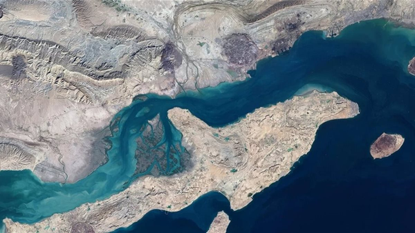 "إيرنا": دوي انفجارين في جزيرة قشم جنوبي إيران