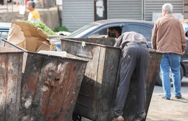 الملفّ الرئاسي مكانك راوح... زيارة مُرتقبة لـبرّي الى السعودية
بعد انتهاء الجلسات مع الوفد القضائي الأوروبي... سلامة: الأوطان لا تُـبنى على الأكاذيب
صيرفة تخطّى الـ«80 ألفاً» وصفيحة البنزين وصلت الى مليوني ليرة