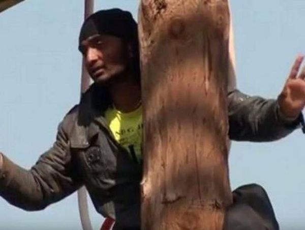 بالفيديو: لاجئ يفضّل الشنق على إعادته إلى تركيا