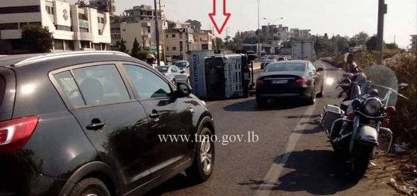 انقلاب بيك آب على اوتوستراد الصفرا باتجاه طبرجا والاضرار مادية