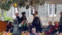 خريجون جامعيون يرفعون صور أبو عاقلة ويرفضون مصافحة بلينكن