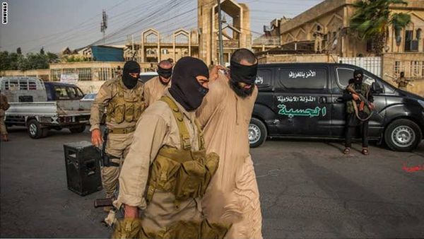من أحكام "داعش" في دير الزور: صلب 6 مفطرين أحياء وجلدهم 70 جلدة