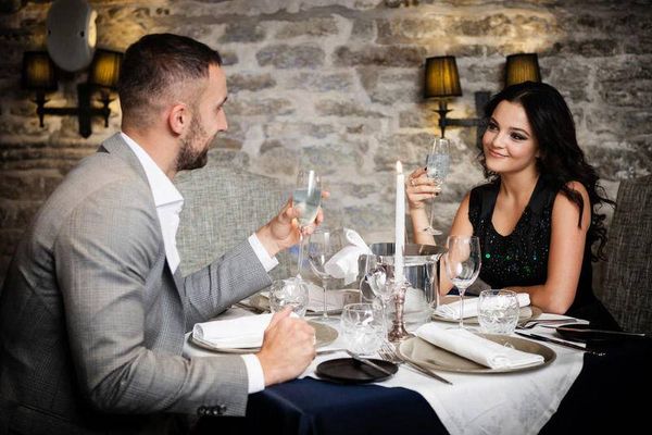 خطواتٌ يعمدُ إليها الرجل لكسر الجليد في الموعد الغرامي الأول.. اعرفيها