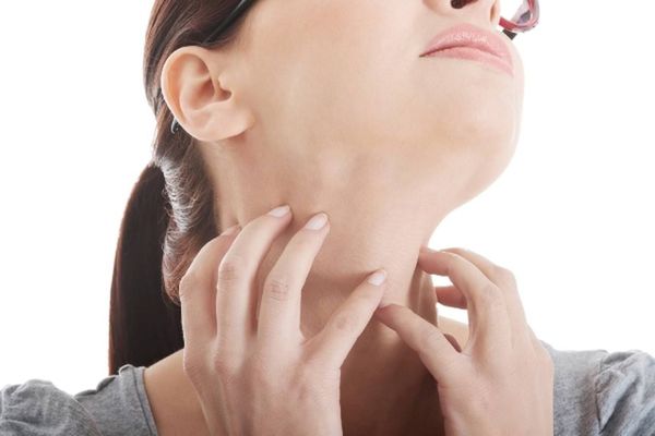 آلام الحلق: الأسباب والأعراض.. وهذه طرق العلاج