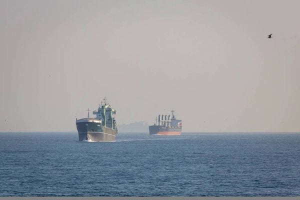 طهران تلوّح بقطع طرق الملاحة في الخليج عبر زرع ألغام بحرية