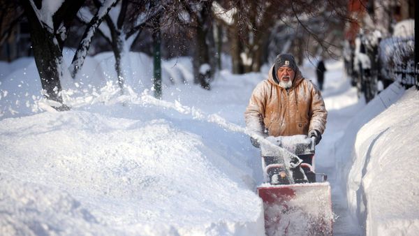 الوضع مروع... عاصفة تشل الولايات الأميركية وتخلف ضحايا