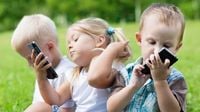 احذر... امتلاك هواتف قبل سن 12 يهدد صحة أطفالك!