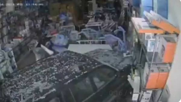سيدة تقتحم محل أدوات طبية بالسيارة أثناء تعليمها القيادة