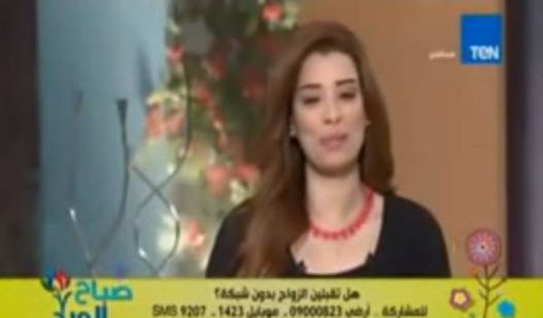 بالفيديو.. مذيعة تتلقى عرضا للزواج على الهواء