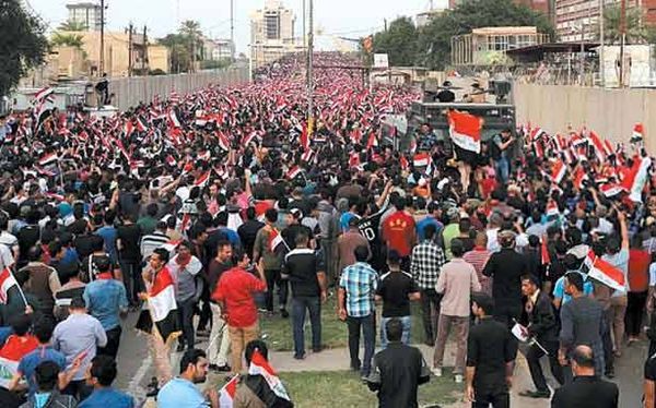 عشرات الالاف يتظاهرون
في بغداد مطالبين باصلاحات