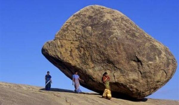 بالصور.. "صخرة سارق الزبدة" تتحدى الجاذبية