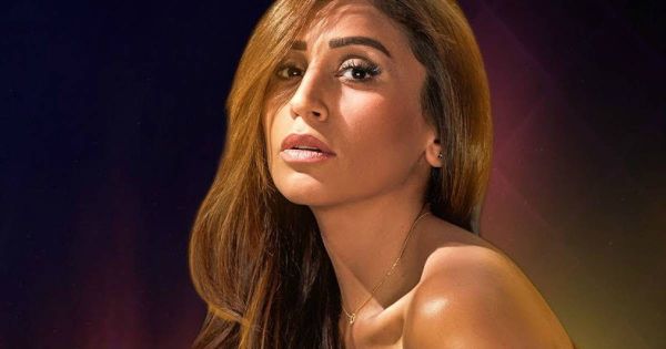 لغاياتٍ عاطفية - دينا الشربيني تُشارك في "تحدّي كيكي"، لكنها فضّلت الرقص على أغنية عمرو دياب! (فيديو)
