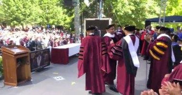 ملياردير أمريكي يفاجئ طلاب كلية بولاية جورجيا بسداد ديونهم الدراسية