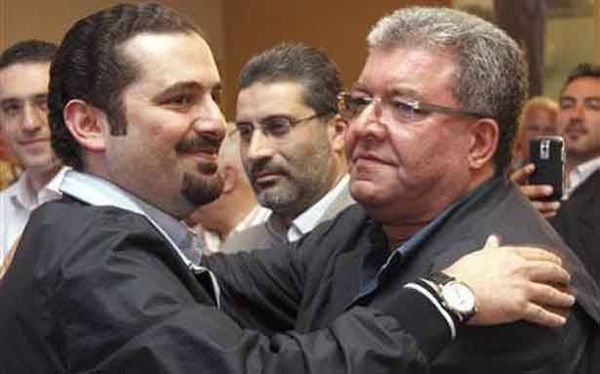 الحريري يحمل طابتين في يد واحدة