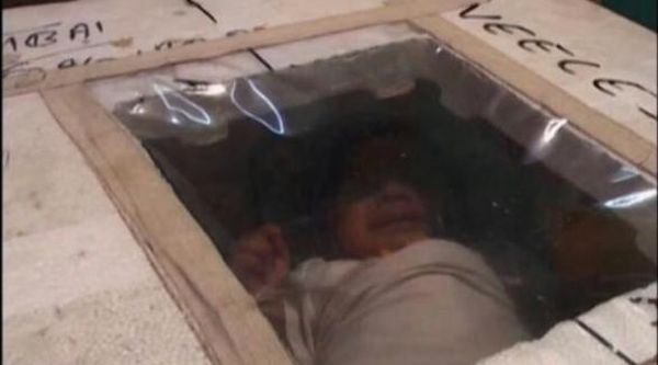 رضيع يعيش 5 أشهر في حوض أسماك!