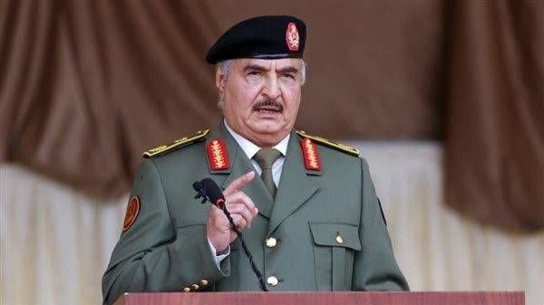 حفتر يطالب بتشكيل لجنة عليا لتوزيع إيرادات النفط بطريقة عادلة
