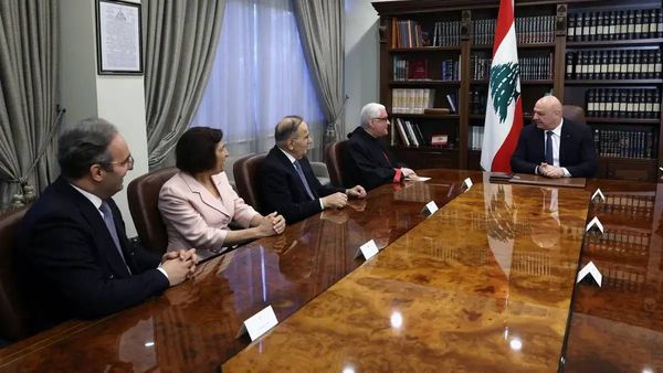 عون يتسلّم دعوة لحضور قداس تكريس مذبح الدويهي والحويك