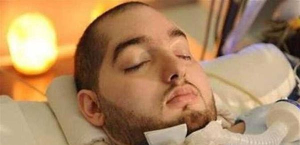 دخل بغيبوبة منذ 15 عاماً.. بعد رأسه الأمير النائم يحرك يده ويستجيب للتحية (فيديو)