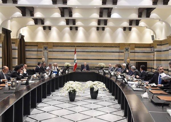 الحكومة بصدد تعديل مشروعها لزيادة الرواتب في القطاع العام