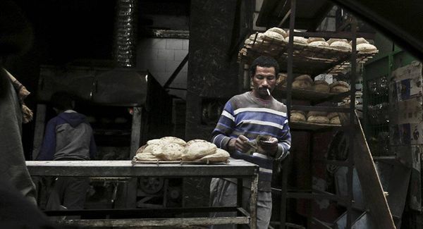 بالفيديو...من وراء "أزمة الخبز" في مصر