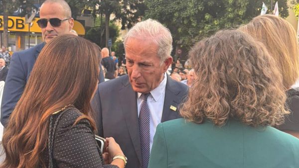 السفير الأميركي في ساحة ساسين للمشاركة في ذكرى بشير الجميّل