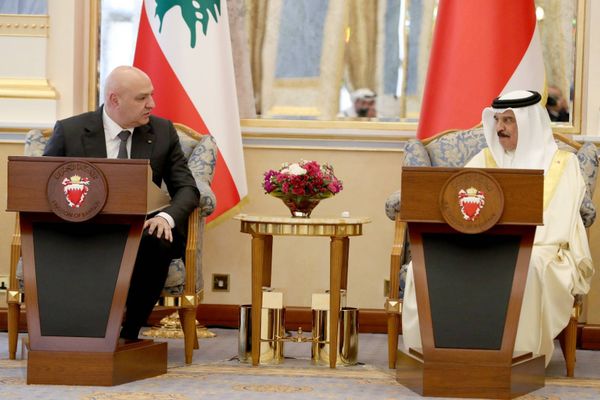 قمّة لبنانيّة- بحرينيّة أكدت على تعزيز التعاون المشترك وانسحاب "إسرائيل" وتنفيذ الـ 1701
عون: نطمح ونطمع باستئناف التبادل التجاري الكامل بيننا كما تعاوننا في شتى المجالات
الملك حمد قرّر إقامة بعثة ديبلوماسيّة دائمة في بيروت: حريصون على الوقوف الى جانب لبنان