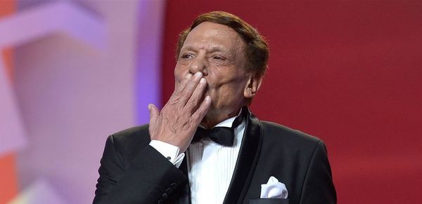 أنباء عن نقل عادل إمام إلى المستشفى نتيجة تعرّضه لأزمة صحية مُفاجئة!؟