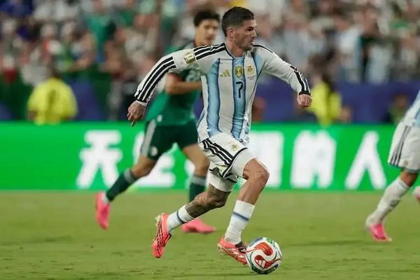بعد القائد ميسي... هل يعتزل دي بول اللعب الدولي؟