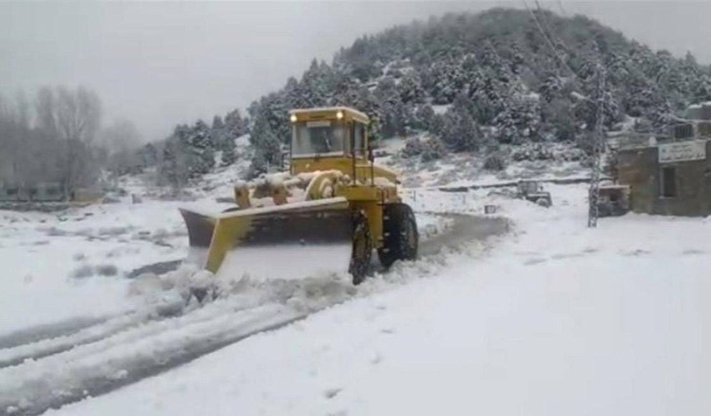 الاشغال تواصل جهودها لمواجهة تداعيات العاصفة الثلجية