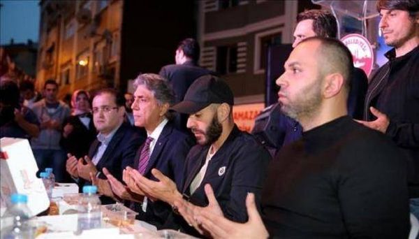 بالفيديو: بنزيمة يتناول الإفطار مع المسلمين في شوارع تركيا