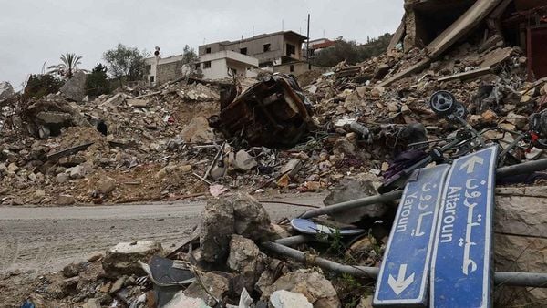 جيش الاحتلال الإسرائيلي نفذ تفجيرين في مدينة بنت جبيل في جنوب لبنان.