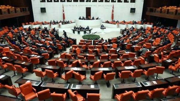 البرلمان التركي الجديد يفتتح جلساته بينما تتضح معالم حكومة ائتلاف
