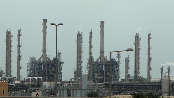 لتأمين صادراتها.. الكويت تلجأ إلى نقل النفط بين السفن خارج مضيق هرمز