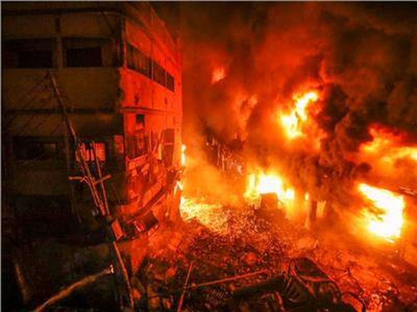 15 قتيلا وأكثر من 100 إصابة بانفجار في بنغلاديش