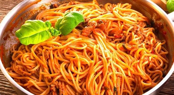 طباخ إيطالي يكشف مكوّناً سرّياً في صلصة البندورة يجعل المعكرونة لذيذة
