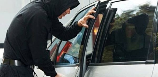 بالفيديو - سرقة سيارة في الحازمية صباح اليوم
