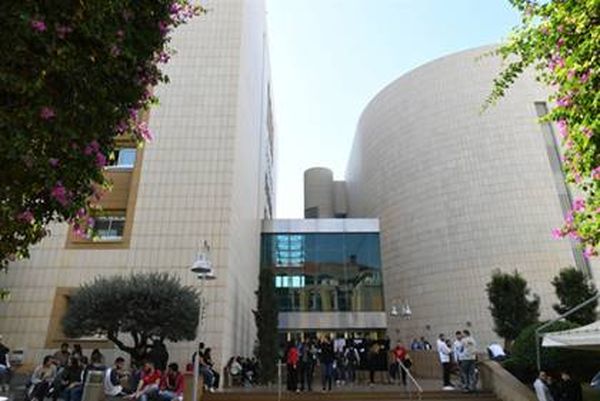منح اعتماد AACSB لكلية عدنان القصار لتميزها الاكاديمي.